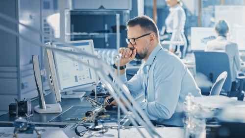 Qual a diferença entre BID, RFI, RFP e RFQ no processo de compras para facilities e manutenção predial